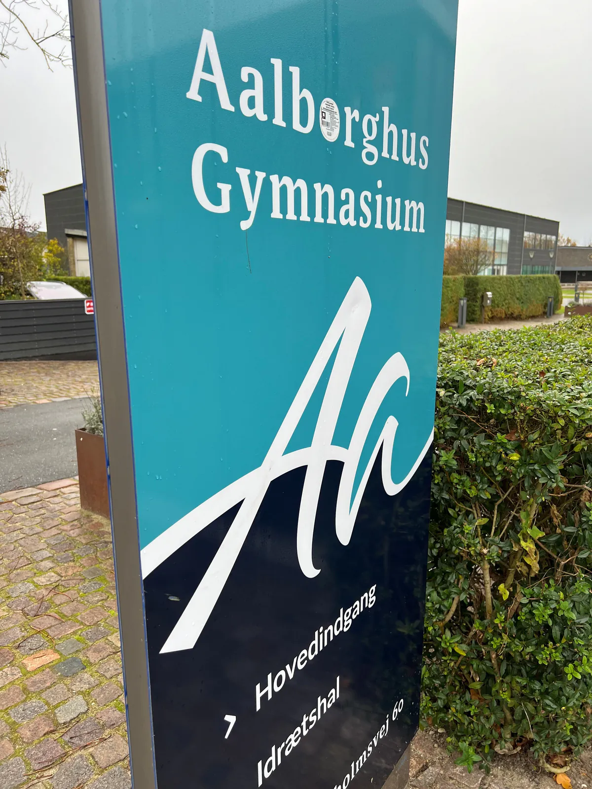 Skiltet ved indgangen til Aalborghus Gymnasium i Aalborg
