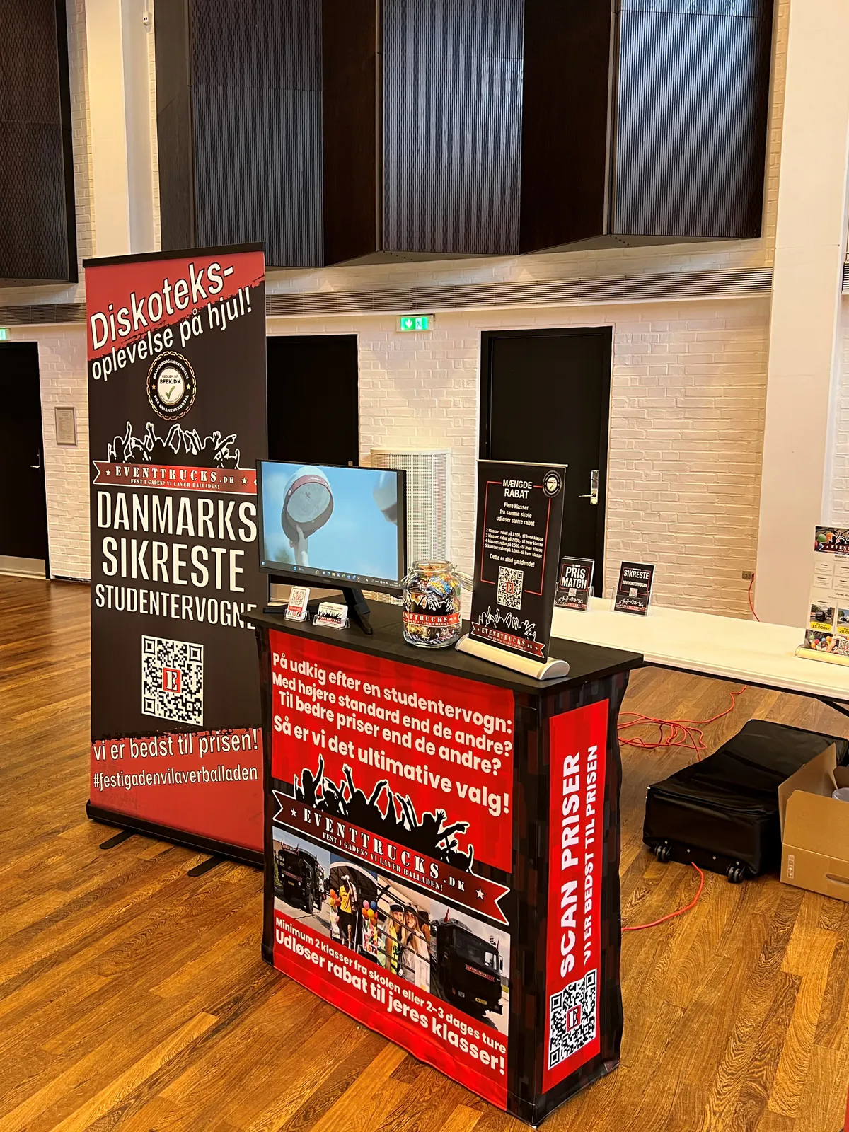 EventTrucks’ stand med roll-up-banner, skranke og skærm til et arrangement i Aalborg
