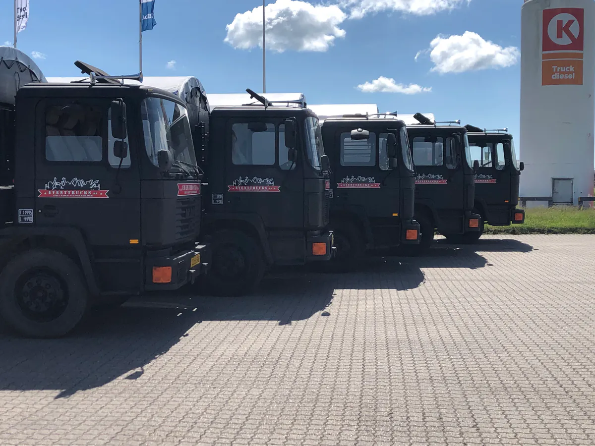 Fem af EventTrucks’ studentervogne på række med tag og EventTrucks-logo på førerhuset