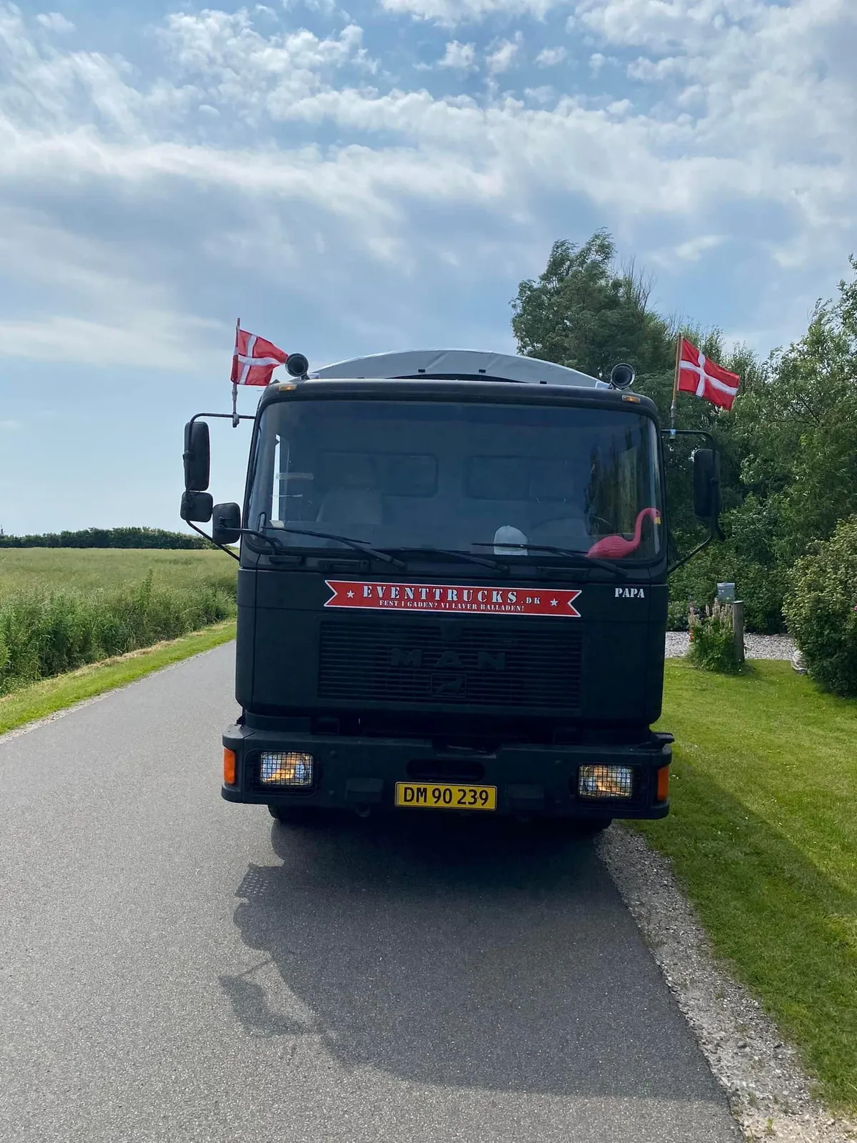 En af EventTrucks’ matsorte studentervogne med Dannebrog på førerhuset, på en tur med studenter fra Holstebro