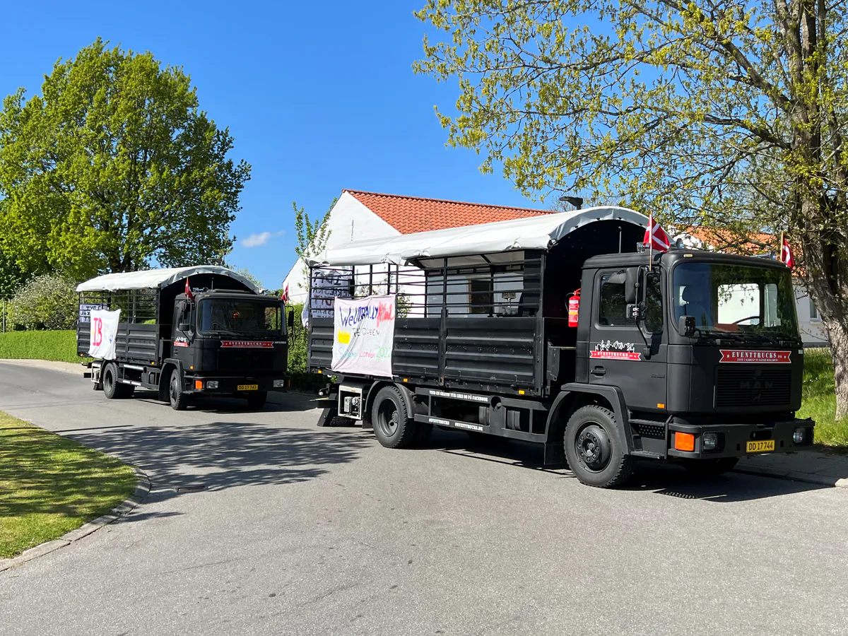 To af EventTrucks’ matsorte studentervogne med tag, Dannebrog og hjemmelavede bannere på en tur med studenter fra Kolding