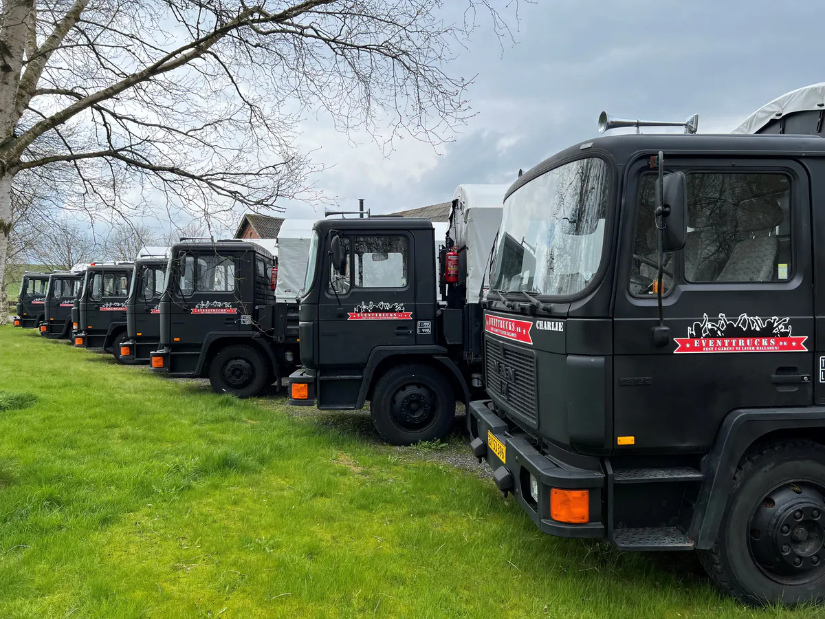 EventTrucks’ matsorte studentervogne på række på græsset
